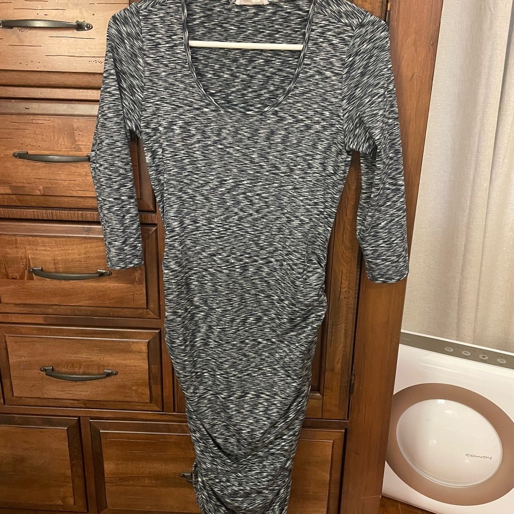 Ingrid & Isabel fitted blue patterned maternity dress, size 6, EUC